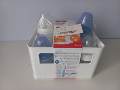 NUK First Choice+ Zestaw początkowy butelek dla niemowląt | 0–6 miesięcy | 4 butelki ze wskaźnikiem kontroli temperatury i skrzynka na butelki | Otwór antykolkowy Anti Colic | Niebieska